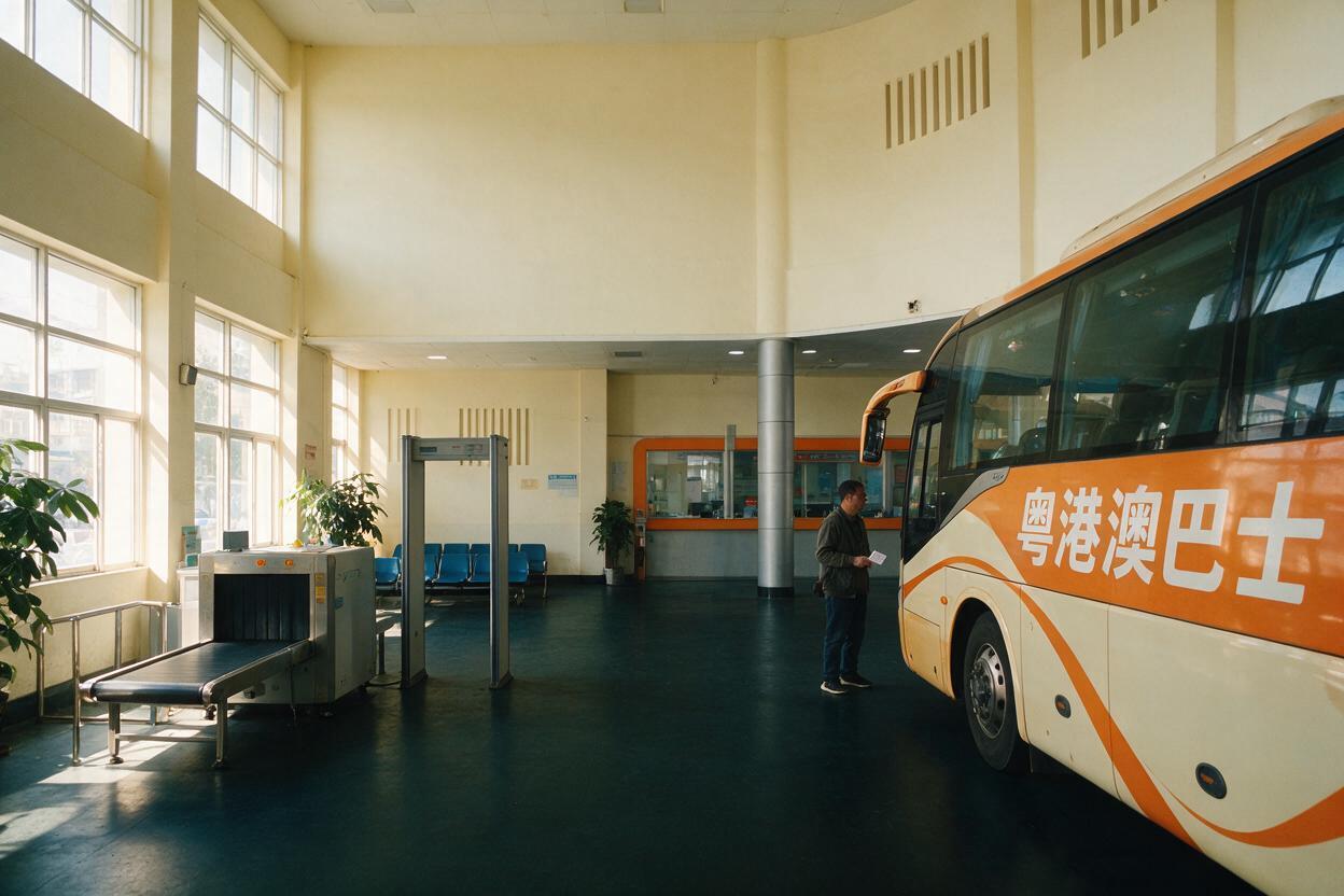 文章中段场景：到了香港，下车就是旺角/尖沙咀车到香港后，停靠旺角和尖沙咀两个点。旺角下车，旁边就是朗豪坊，买买买直接开逛；尖沙咀下车，