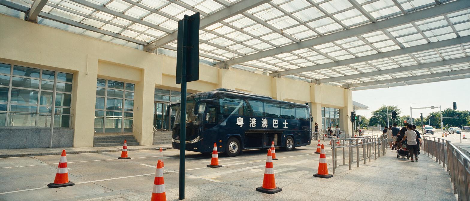 文章中段场景：过关的时候记得：小朋友走人工通道，大人可以走自助通道。如果推了婴儿