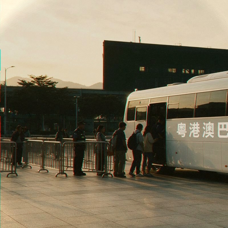 文章开篇场景：说真的，每次从深圳去香港，最烦的不是玩什么，而是「怎么过去」。高铁